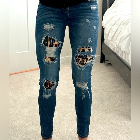 Distressed jeans with leopard print patch - Picture 1 of 6